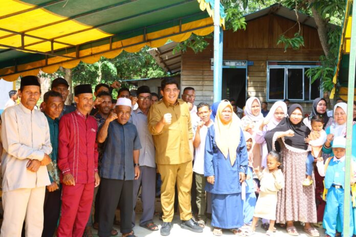 Bupati Bintan, Roby Kurniawan (tengah baju PNS) langsung mendampingi Gubernur Kepulauan Riau menyerahkan bantuan beras di Desa Dendun Kabupaten Bintan. (Foto : abdi perdana - batamtv.com )