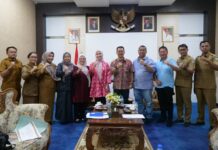 read news – Hafizha Ingin Wujudkan Generasi Bintan yang bebas stunting Ketua TP PKK Kabupaten Bintan Hafizah Rahmadani menerima kunjungan Audiensi Pimpinan Utama PT JAPFA (Java Pelletizing Factory) Regional Sumatera beserta jajarannya dalam rangka intervensi stunting di Kabupaten Bintan. Pertemuan tersebut berlangsung di Ruang Pertemuan Kantor Bandar Seri Bentan, Selasa (06/02). (Foto : abdi perdana - batamtv.com)