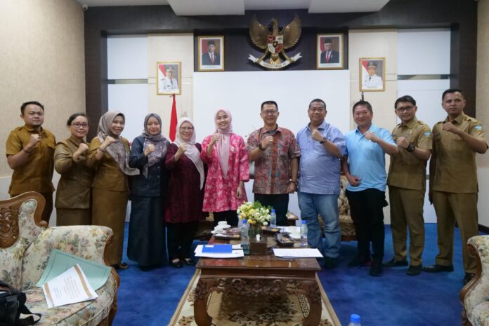 Ketua TP PKK Kabupaten Bintan Hafizah Rahmadani menerima kunjungan Audiensi Pimpinan Utama PT JAPFA (Java Pelletizing Factory) Regional Sumatera beserta jajarannya dalam rangka intervensi stunting di Kabupaten Bintan. Pertemuan tersebut berlangsung di Ruang Pertemuan Kantor Bandar Seri Bentan, Selasa (06/02). (Foto : abdi perdana - batamtv.com)