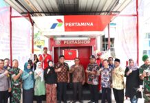 read news – Satu-Satunya dan Perdana di Kepri, BUMDes Bintan Punya Pertashop Pertashop ini melakukan pengisian BBM pertama untuk mobil dinas dengan nomor polisi BP 1 B yang menjadi kendaraan Dinas Bupati Bintan. Dilanjutkan dengan Bupati Roby Kurniawan yang melakukan pengisian BBM untuk kendaraan roda dua milik masyarakat sekitar. (Foto : abdi perdana - batamtv.com)