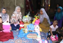 read news – Inilah Tindakan Hafizha saat Hadapi Anak Berisiko Gizi Buruk Ketua Tim Penggerak PKK Kabupaten Bintan Hafizha (kiri) memberi dukungan dan semangat kepada Diana. Diana adalah ibu dari bayi berusia 6 bulan yang meninggal dunia akibat gizi buruk. (Foto : abdi perdana - batamtv.com)