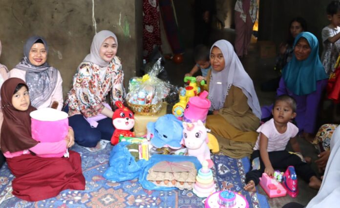 Ketua Tim Penggerak PKK Kabupaten Bintan Hafizha (kiri) memberi dukungan dan semangat kepada Diana. Diana adalah ibu dari  bayi berusia 6 bulan yang meninggal dunia akibat gizi buruk. (Foto : abdi perdana - batamtv.com)