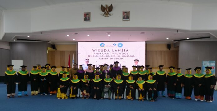 (Foto : abdi perdana - batamtv.com) Sebanyak 34 lansia dari Sekolah Lansia Berkah Bahagia diwisuda oleh Bupati Bintan, Roby Kurniawan, Senin (12/02) di Aula Bandar Seri Bentan. (Foto : abdi perdana - batamtv.com)