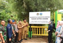 read news – Ratusan Masyarakat Berkeliling Mini Zoo Kijang Bupati Bintan Roby Kurniawan menyaksikan soft launching mini zoo di Kijang . (Foto : abdi perdana -batamtv.com)