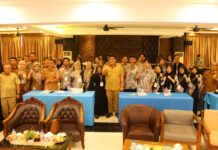 read news – Wirausaha Muda Bintan Ikuti Pelatihan Bupati Bintan, Roby Kurniawan (tengah) sebelum membuka kegiatan memberi apresiasi kepada Dispora Bintan yang telah sukses melaksanakan pelatihan bagi generasi muda yang akan menjadi penyambut estafet kepemimpinan dimasa hadapan. (Foto : abadi perdana - batamtv.com)