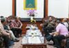 read news – Inilah GM PT PLN Persero WRKR yang Baru Gubernur Kepri Ansar Ahmad menerima kedatangan GM PT PLN Persero Wilayah Riau Kepri (WRKR) yang baru Rulian Noviandi melakukan kunjungan ke Kantor Gubernur Kepri di Gedung Daerah, Tanjungpinang, Minggu (18/02). (Foto : abdi perdana - batamtv.com - )_