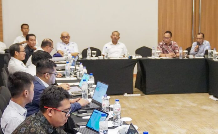 Sekretaris Daerah Provinsi Kepulauan Riau Adi Prihantara (ketiga dari kanan) menyatakan dukungan usulan pola ruang kawasan industri di Desa Tembeling, Kecamatan Teluk Bintan, Kabupaten Bintan. (Foto : abdi perdana - batamtv.com )