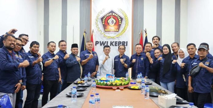 Pj Walikota Tanjungpinang Hasan (baju putih tengah) bersama para pengurus PWI Kepri (Foto : dwi susilo - batamtv.com)