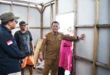 read news Kediaman Warga Suku Laut di Lingga Direvitalisasi Kepala Dinas Perumahan dan Kawasan Permukiman (DPKP) Provinsi Kepri, Said Nursyahdu saat mendampingi Gubernur Kepri Ansar Ahmad (kanan) meluruskan informasi ihwal revitalisasi 200 rumah suku laut di Kabupaten Lingga di tahun anggaran 2023 yang dikabarkan mangkrak. (Foto : Abdi Perdana - batamtv.com)_