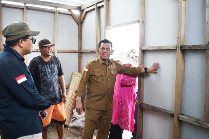 Kepala Dinas Perumahan dan Kawasan Permukiman (DPKP) Provinsi Kepri, Said Nursyahdu saat mendampingi Gubernur Kepri Ansar Ahmad (kanan) meluruskan informasi ihwal revitalisasi 200 rumah suku laut di Kabupaten Lingga di tahun anggaran 2023 yang dikabarkan mangkrak. (Foto : Abdi Perdana - batamtv.com)_