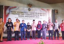 read news – Rakor Teknis Penyusunan LPPD Provinsi dan Kabupaten/Kota Se-Kepri Sekda Adi (tengah seragam pramuka) menyampaikan ucapan terima kasih dan apresiasi setinggi-tingginya pada direktur evaluasi atas beberapa hal yang disampaikan sehingga tahun ini bisa ditingkatkan lagi.(Foto : abyaqsa ramadan - batamtv.com )