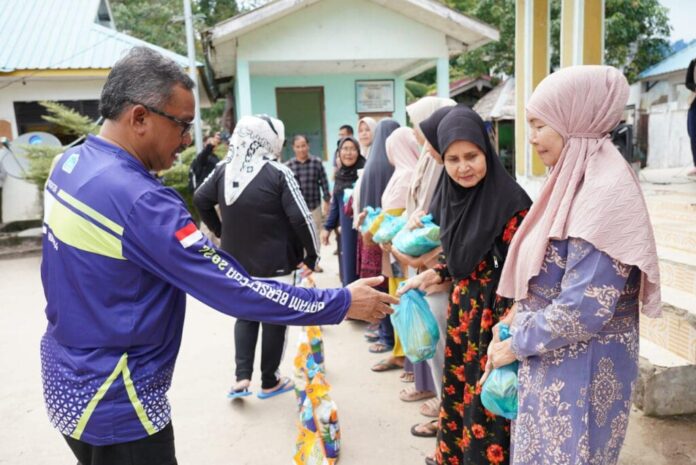 Sekretaris Daerah Kota Batam, Jefridin, M.Pd. mewakili Wali Kota Batam bersama dengan Wakil Gubernur Provinsi Kepri, Marlin Agustina menyerahkan paket sembako bersubsidi untuk warga Kelurahan Pulau Abang di Kantor Lurah Pulau Abang Kecamatan Galang, Minggu (28/01/2024). (Foto : abyaqsa ramadan - batamtv.com)