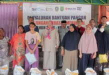 read news – Warga Duriangkang Terima Bantuan Beras Gratis Sebagian warga Kelurahan Duriangkang, Kecamatan Sungai beduk dari 714 Keluarga Penerima Manfaat (KPM) di KCP Tanjung piayu, Jumat (2/2/2024) menerima bantuan beras. (foto: abyawsa ramadan - batamtv.com)