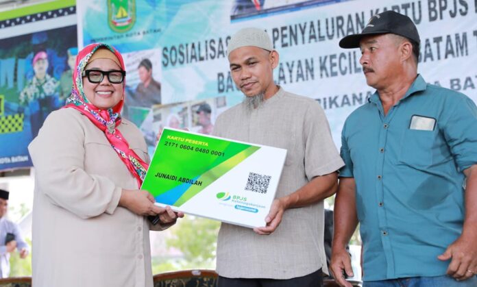 Wagub Kepri (Marlin Agustina saat penyerahan Kartu BPJS Ketenagakerjaan yang diperuntukan bagi Nelayan Kecil mainland dari Kecamatan Nongsa, Lubuk baja, Batu ampar, Sekupang, Sungai beduk, Batam kota,Galang dan Bengkong. (Foto : muhammad amin - batamtv.com)