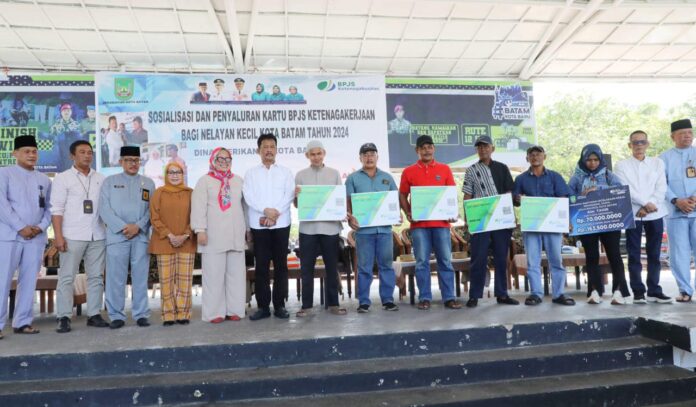 Wako Batam HM Rudi (keenam dari kiri) saat penyerahan Kartu BPJS Ketenagakerjaan bagi nelayan. (Foto : muhammad amin - batamtv.com)