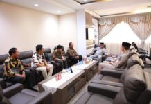 read news – Evaluasi dan Penyusunan Data Terhadap Kondisi Faktual di Kawasan Perbatasan Setdako Batam Jefridin (kedua dari kanan) menerima kunjungan kerja Asdep Infrastruktur Ekonomi dan Kesejahteraan Rakyat (Kesra) Kedeputian III Badan Nasional Pengelolaan Perbatasan (BNPP).(Foto : abyaqsa ramadan - batamtv.com):
