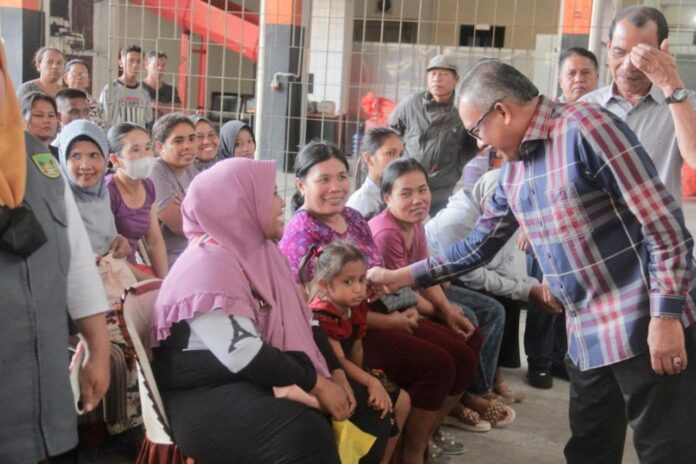 Setdako Batam Jefridin, M.Pd. menyerahkan secara simbolis bantuan pangan cadangan beras pemerintah (CBP) Tahap I Tahun 2024 kepada masyarakat Kelurahan Tembesi, di Kantor Pos SP Plaza, Sabtu (3/2/2024). (Foto : muhammad amin - batamtv.com)