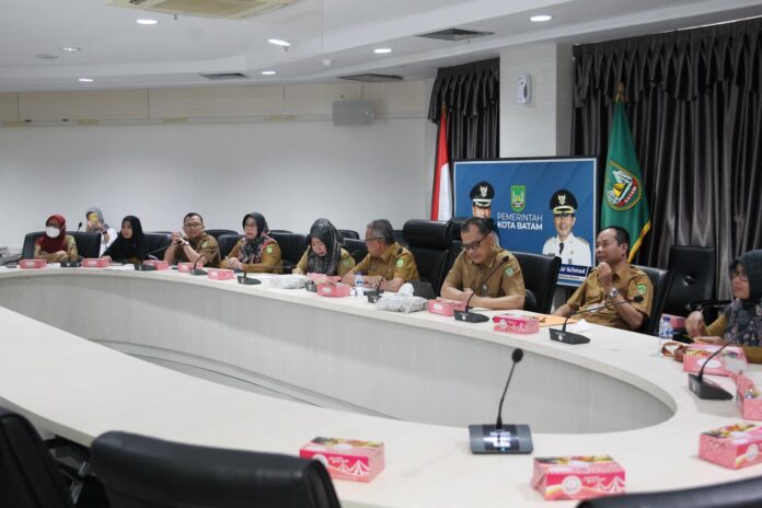 Jefridin (keempat dari kanan) menegaskan Pemerintah Kota (Pemko) Batam menduduki Peringkat Pertama Capaian Monitoring Center For Prevention (MCP) se-Wilayah Provinsi Kepulauan Riau (Kepri) Tahun 2023, dengan nilai 93,38. (Foto : abyaqsa ramadna - batamtv.com)