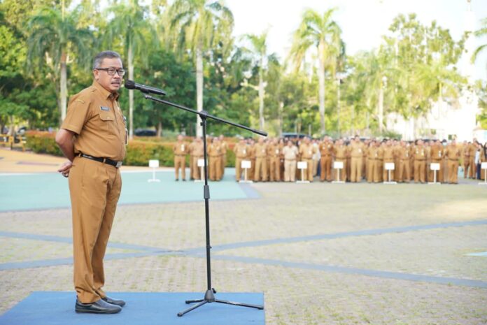 (Foto : abyaqsa ramadan - batamtv.com) Sekretaris Daerah Kota Batam, Jefridin, M.Pd. menyampaikan hasil evaluasi RB melalui surat dari PANRB RI Nomor: B/373/RB.06/2024 perihal Hasil Evaluasi Pelaksanaan Reformasi Birokrasi Tahun 2023 tertanggal 1 Februari 2024. (Foto : abyaqsa ramadan - batamtv.com)
