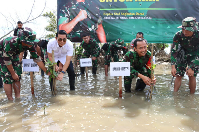 (Foto : abdi perdana - batamtv.com) Dandim 0315/Tanjungpinang Letkol Inf Eka Ganta Chandra selaku Dansatgas TMMD ke - 119 turut didampingi Wakil Bupati Bintan Ahdi Muqsith, S.IP. (Foto : abdi perdana - batamtv.com)