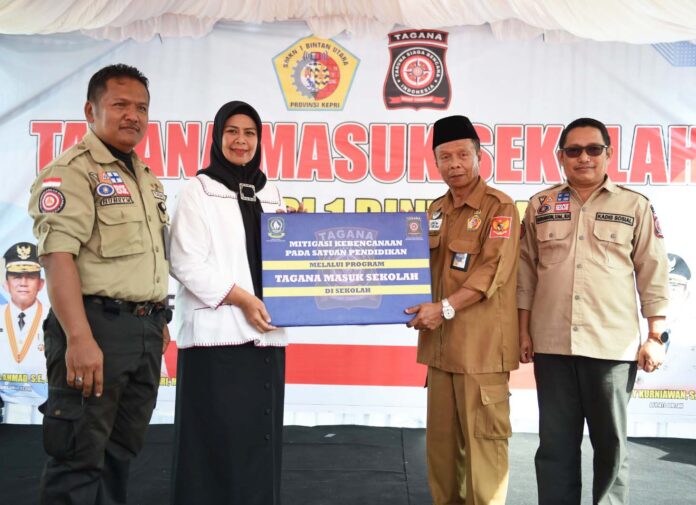 Sosialisasi Taruna Siaga Bencana (TAGANA) Provinsi Kepulauan Riau digelar di  SMK Negeri 1 Bintan Utara, Selasa (6/2). Acara  dibuka langsung oleh Bunda TAGANA Provinsi Kepulauan Riau, Hj. Dewi Kumalasari Ansar (kedua dari kiri) (Foto : abdi perdana - batamtv.com - )