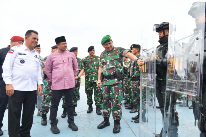 Gubernur Kepri (Ansar Ahmad (kiri) bersama Ketua DPRD Kota Batam, Nuryanto menghadiri Apel Gelar Pasukan kesiapan TNI untuk pengamanan Pemilu 2024 serentak se-Indonesia digelar di Lapangan Engku Putri, Kota Batam, Kamis (1/2). (Foto : abyaqsa ramadan - batamtv.com)