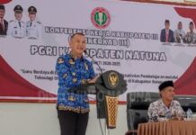 read news – Guru-guru Ikuti Konfresnsi Kerja PGRI di Natuna Wakil Bupati Natuna Rodhial Huda menyambut baik dan mengapresiasi kegiatan Konferensi Kerja PGRI ke II di Natuna. (Foto : abdi perdana - batamtv.com)
