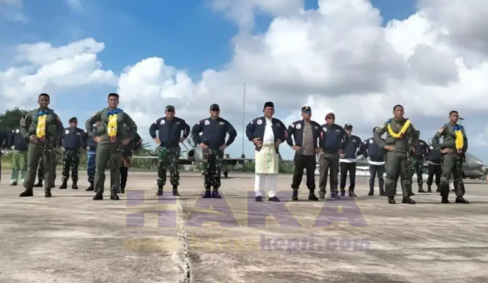 Gubernur Kepri Ansar Ahmad saat dikukuhkan menjadi warga kehormatan Lanud RHF . (Foto dwi susilo - batamtv.com)