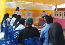 read news – Warga di TPS 008 Meral Kota Ikuti Pemilu Ulang Pemungutan Suara Ulang (PSU) di TPS 008 Meral Kota dijaga ketat oleh aparat Kepolisian, Bawaslu serta KPU Kabupaten Karimun, Minggu, 18 Februari 2024. (Foto : abdi perdana - batamtv.com)