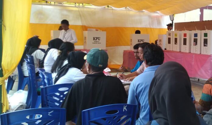 Pemungutan Suara Ulang (PSU) di TPS 008 Meral Kota dijaga ketat oleh aparat Kepolisian, Bawaslu serta KPU Kabupaten Karimun, Minggu, 18 Februari 2024. (Foto : abdi perdana - batamtv.com)