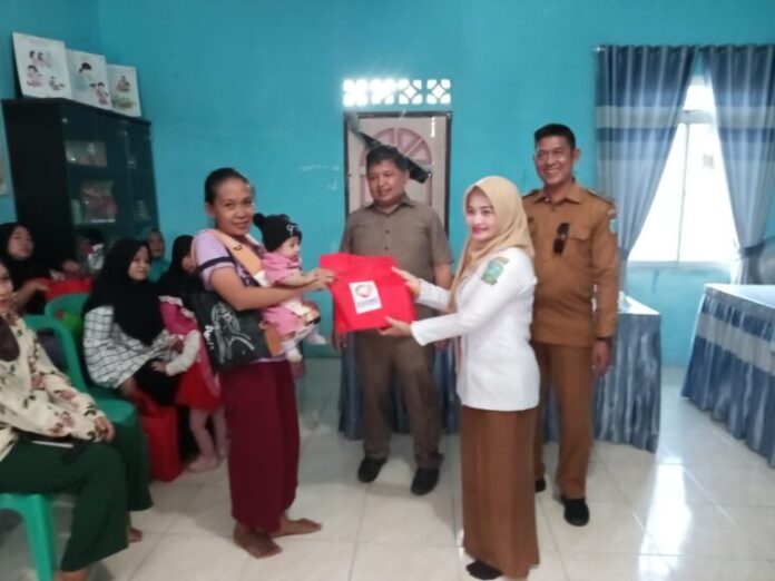 Menurut Kepala Desa Tarempa Barat, Asmarandi, dengan adanya bantuan dari pemerintah daerah dan digelontorkanya dana desa untuk stunting, angka kekurangan gizi yang ada di wilayah Desa Tarempa Barat berkurang drastis. (Foto : abdi perdana - batamtv.com)