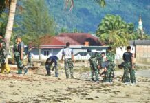 read news – Danlanud RSA Ajak Personilnya Bersihkan Pantai demi Lestarikan Lingkungan Komandan Pangkalan TNI AU Raden Sadjad (Lanud RSA) Natuna, Kolonel Pnb Dedy Iskandar, memimpin kegiatan pembersihan pantai di area pintu gerbang masuk Lanud RSA, Natuna, Rabu (21/2/2024). (Foto : abdi perdana - batamtv.com)