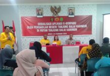 read news – Sosialisasi Layanan E Berpadu Dilaksanakan di Karimun Sosialisasi layanan E-Berpadu kepada keluarga warga binaan yang berstatus tahanan, berlangsung di Karimun. Kali ini acara dilangsungkan pada Jumat, 23 Februari 2024. Acara berlangsung di Aula Sahardjo Rutan Karimun. (Foto : abdi perdana - batamtv.com)