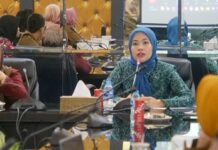 read news – Hafizah Rahmadhani Sebut Stunting Bintan Menurun Ketua TP-PKK Bintan Hafizha Rahmadhani (pakaian biru muda) memaparkan inovasi penurunan kasus stunting di Bintan, dalam pertemuan Sistem Belajar Mandiri (Si Bima) BKKBN, melalui meeting zoom di ruang rapat II Kantor Bupati Bintan, Selasa (13/2/2024). (Foto : abdi perdana - batamtv.com)