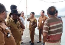read news – Perbaikan Pelantar Pukat Buton di Tanjungpinang Pj Walikota Tanjungpinang Hasan saat meninjau lokas perbaikan pelantare yang rusak . (Foto : abdi perdana - batamtv.com)