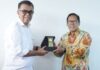 read news- Pemkab Natuna Siapkan SDM dengan Jalin Kerjasama dengan Perguruan Tinggi Bupati Natuna Wan Siswandi (kiri) menyampaikan bahwa dalam rangka penguatan sumberdaya manusia, Pemerintah Kabupaten menjalin beberapa kerjasama dengan Perguruan Tinggi salah satunya adalah Telkom University. (Foto : abdi perdana - batamtv.com)