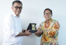 read news- Pemkab Natuna Siapkan SDM dengan Jalin Kerjasama dengan Perguruan Tinggi Bupati Natuna Wan Siswandi (kiri) menyampaikan bahwa dalam rangka penguatan sumberdaya manusia, Pemerintah Kabupaten menjalin beberapa kerjasama dengan Perguruan Tinggi salah satunya adalah Telkom University. (Foto : abdi perdana - batamtv.com)