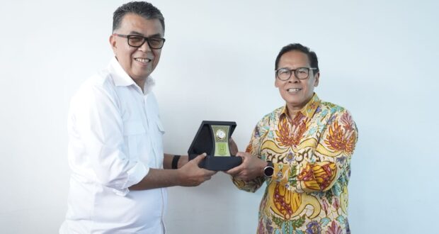 (Foto : abdi perdana - batamtv.com) Bupati Natuna Wan Siswandi (kiri) menyampaikan bahwa dalam rangka penguatan sumberdaya manusia, Pemerintah Kabupaten menjalin beberapa kerjasama dengan Perguruan Tinggi salah satunya adalah Telkom University. (Foto : abdi perdana - batamtv.com)