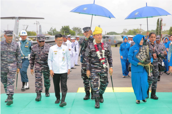 PerdanaPj Wali kota Tanjungpinang Hasan  (baju putih panjang) menghadiri penyambutan Komandan Pusat Penerbangan TNI AL (Puspenerbal) Tanjungpinang di Apron Lanudal Tanjungpinang, Selasa (30/1/2024). (Foto :abdi perdana - batamtv.com)
