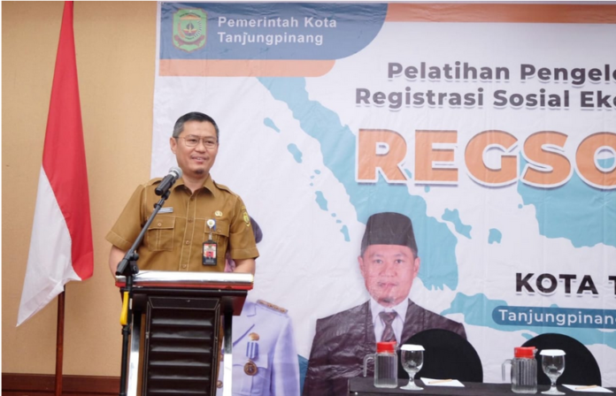 Sekretaris Daerah Kota Tanjungpinang Zulhidayat, S.Hut saat membuka pelatihan pemanfaatan dan pengelolaan data Regsosek Kota Tanjungpinang Tahun 2024. (Foto : abdi perdana - batamtv.com_)