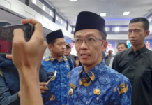 read news Pemko Tanjungpinang Beri Jaminan Kesehatan kepada KPPS Pj Wali kota Tanjungpinang, Hasan, S.Sos menyampaikan pihaknya telah melakukan kajian terkait pembayaran BPJS kesehatan ini. Hasan menyebut, upaya ini mendukung pelaksanaan Pemilu 2024 bisa berjalan dengan lancar. (Foto : dwi susilo - batamtv.com)