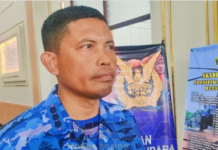 read news – Warga Tanjungpinang Berebut Ingin Berfoto di depan Pesawat Tempur Komandan Lanud RHF, Kolonel PNB Andi Nur Abadi menggagas penyelenggaraan Open Base dan Static Show untuk masyarakat Kota Tanjungpinang dan sekitarnya agar dapat melihat secara langsung alutsista pesawat kebanggaan TNI Angkatan Udara.. (Foto : abdi perdana - batamtv.com)