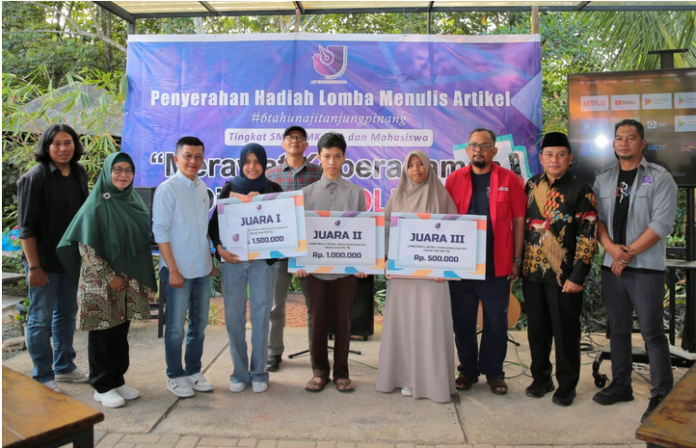 Pj Walikota Tanjunpinang Hasan mengatakan momen itu menjadi kesempatan yang sangat baik dan sekaligus dapat menjadi referensi bagi pemerintah untuk mendorong generasi muda yang memiliki minat dan bakat dalam kepenulisan. (Foto : dwi susilo - batamtv.com)