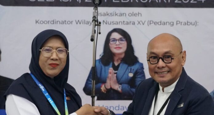 Sekretaris Daerah Natuna Boy Wijanarko  mengatakan pemerintah Kabupaten Natuna  sangat terbuka untuk menerima kritik dan masukan dari masyarakat yang sifatnya membangun dan membuat kami dapat bekerja lebih baik lagi. (Foto : abdi perdana - batamtv.com)