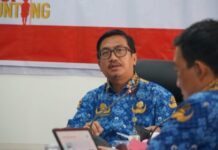read news – Setda Natuna Pimpin Rapat Review Tahunan Sekretaris Daerah Kabupaten Natuna, Boy Wijanarko menyampaikan bahwa Stunting telah menjadi fokus utama pemerintah daerah dan progres penurunan percepatan stunting telah menuju arah yang lebih baik lagi. (Foto : abdi perdana - batamtv.com)