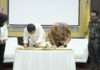 read news – Pemkab Natuna Siapkan Kuota Beasiswa Penandatanganan Mou kerjasama beasiswa antara Universitas Esa Unggul dan Pemerintah Kabupaten Natuna. Dalam penandatangan Mou tersebut Pemeritah Kabupaten Natuna mendapatkan 10 Kuota beasiswa 100 % bagi Putra/Putri Kabupaten Natuna hingga lulus masa pendidikan. (Foto : abdi perdana - batamtv.com - )