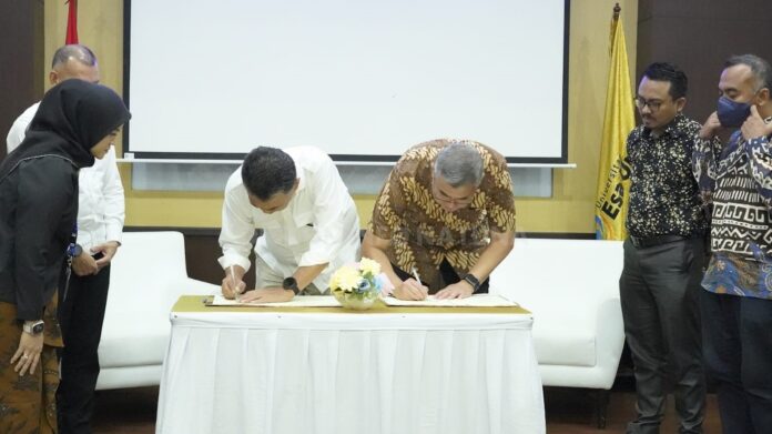 Penandatanganan Mou kerjasama beasiswa antara Universitas Esa Unggul dan Pemerintah Kabupaten Natuna.  Dalam penandatangan Mou tersebut Pemeritah Kabupaten Natuna mendapatkan 10 Kuota beasiswa 100 % bagi Putra/Putri Kabupaten Natuna hingga lulus masa pendidikan. (Foto : abdi perdana - batamtv.com - )