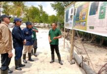 read news – Penanaman 1000 Mangrove di Pantai Mangrove Presiden RI di Setokok Ketua Kelompok Tani Penyebaran Bibit Mangrove Suardi (kaus hijau) saat memberikan keterangan soal luasan mangreve yang sudah doitanam. (Foto : muhammad amin - batamtv.com )