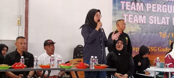 Ketua KONI Kota Batam Rani Rafitriyani   hadir menyaksikan pertandingan persahabatan antara Batam dan Singapura.  Pertandingan persahabatan atau friendly match/try in berlangsung antara Tim Perguruan Silat Gadepu Kota Batam , melawan Tim Silat PRECC Gracio  Singapore. (Foto : muhammad amin - batamtv.com)