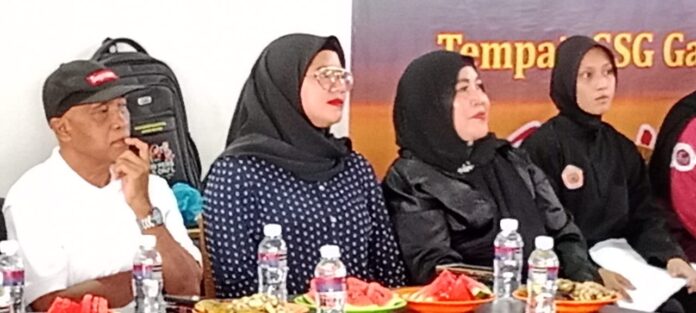 Ketua KONI Kota Batam Rani Rafitriyani (kedua dari kiri) dan Perwakilan PT BMU Devina Rachmawati .(Foto : muhammad amin - batamtv.com)